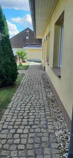 Weg vom Haus zum Carport