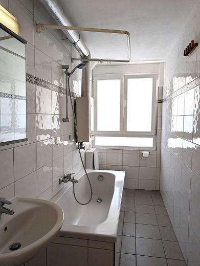 SW-Stadt semtinde keyifli daire: 2 oda, 3. kat, asansör, camlı balkon – Bad