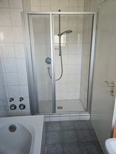 Casa bifamiliare indipendente in posizione privilegiata ai margini del paese a Königsbach-Stein – Foto 11