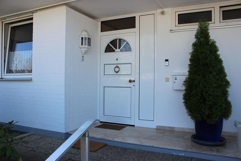 Krailling’in en seçkin konut bölgesinde cazip bungalov – Hauseingang