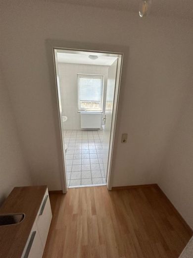 Großzügige und vermietete 2-Zi. mit Laminat, Balkon, EBK und Wanne in zentraler Lage – PHOTO-2024-07-09-15-19-39