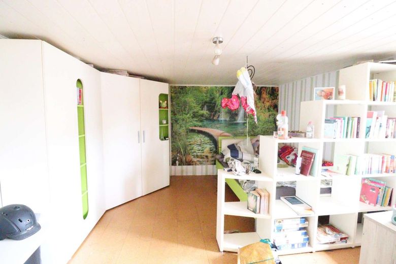 WRS Immobilien - käuferprovisionsfrei - Einfamilienhaus mit großer Scheune - Pelletheizung + Solar – Kinderzimmer