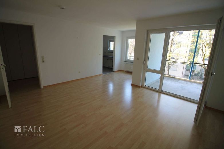 Wohnzimmer mit Blick in Flur und Küche