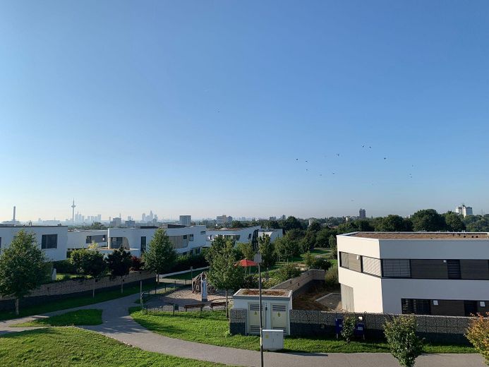 Skyline manzaralı, kapalı balkonlu, ankastre mutfaklı ve kapalı otoparklı aydınlık 2 odalı daire, Frankfurt-Riedberg – Blick vom Küche & Schlafzimmer