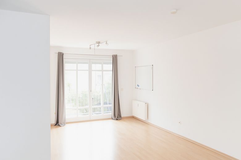 Wohnzimmer (Blick zur Terasse)