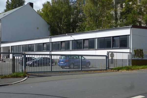 Workshop hall (approx. 472 m²) with ramp, sanitary facilities & small office in Hof-Moschendorf