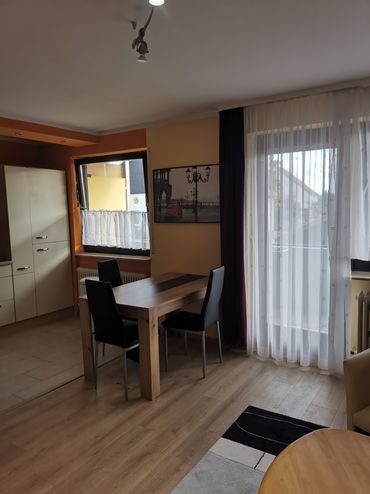 Möbliertes 53-m²-Apartment in Worms – komplett eingerichtet & sofort verfügbar – Balkonausgang mit Essecke