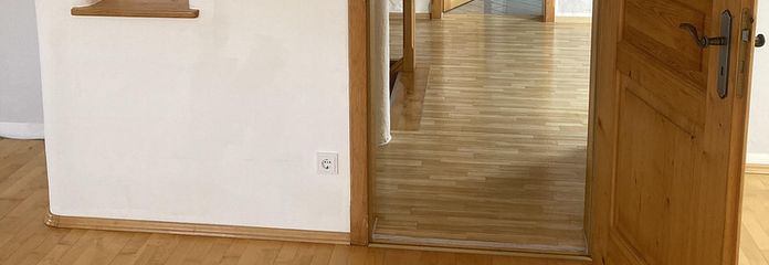 WZ mit Blick auf Flur und Bad 
