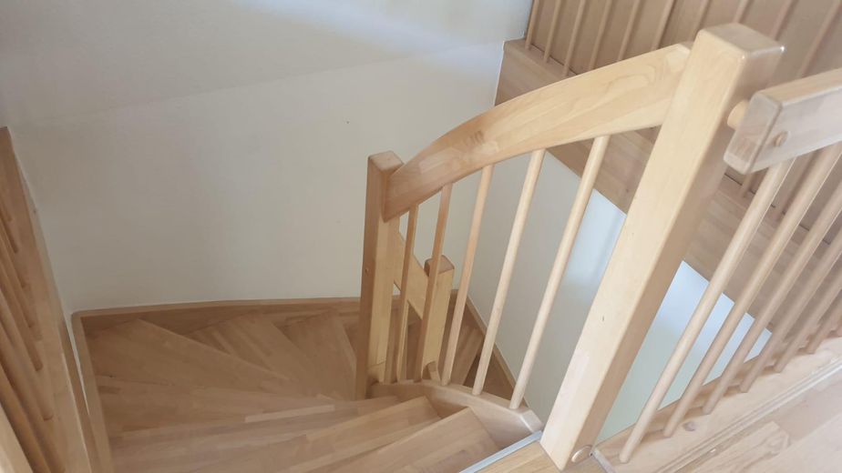 Echtholztreppe zum OG und DG