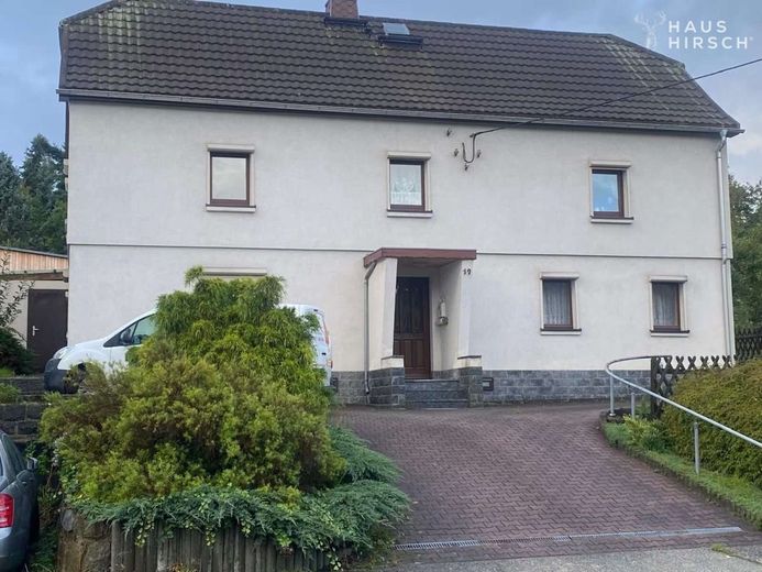 Großzügiges Einfamilienhaus mit Ausbaureserve und schönen Garten – Hauseingang