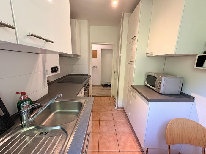 Renditestarke 3 Zimmer-Wohnung mit Balkon in einer sehr guten Lage zu verkaufen – Küche mit viel Licht