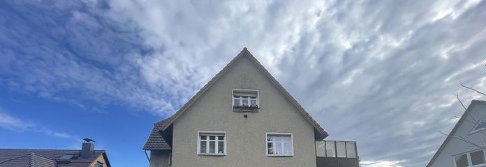 Das Mehrfamilienhaus vorne