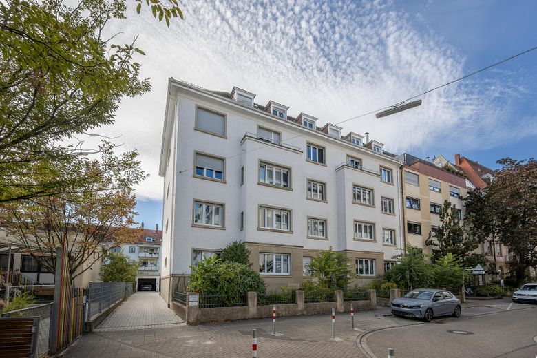 Zonder makelaarscourtage! 3-kamerappartement in een oud gebouw (ca. 102 m²) incl. balkon en garage in de Südweststadt – Vorderansicht 
