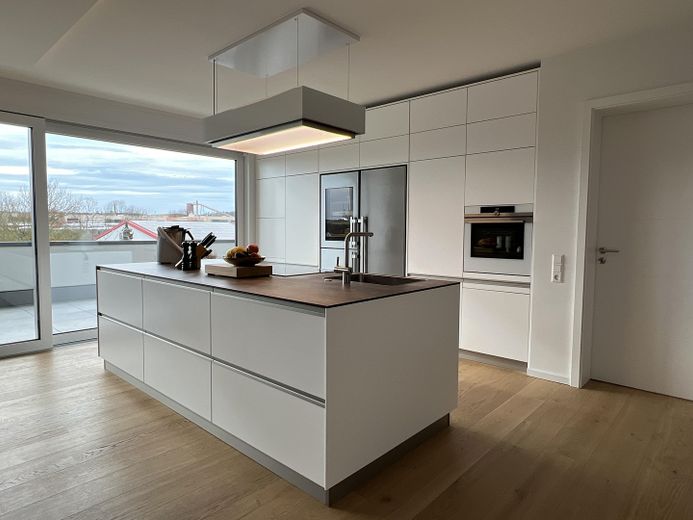 Exclusivo piso de 6 habitaciones con una suite principal, opción de refrigeración y dos grandes terrazas en la azotea – Einbauküche