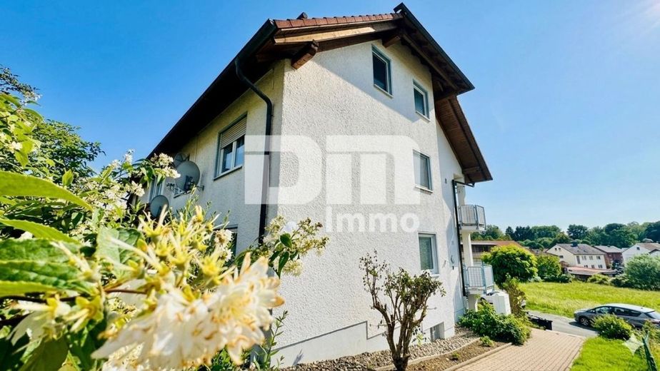 Hochwertig sanierte, ebenerdige Dreizimmerwohnung im EG mit Loggia + PKW-Stellplatz – Seitenansicht Zuweg zum Eingang