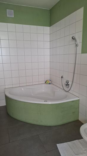 4 आवासीय इकाइयों वाली विशेष आवासीय संपत्ति – Bad 1 der großen Wohnung