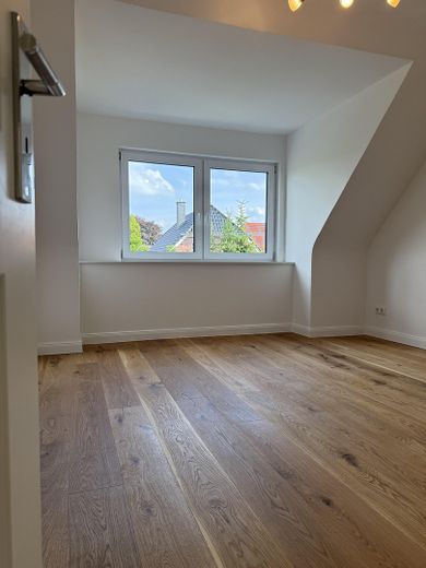 Etagen-Wohnung mit Reihenhaus-Charakter: kernsaniert, hell, Top-Schnitt, gut angebunden & im Grünen – Schlafzimmer-3