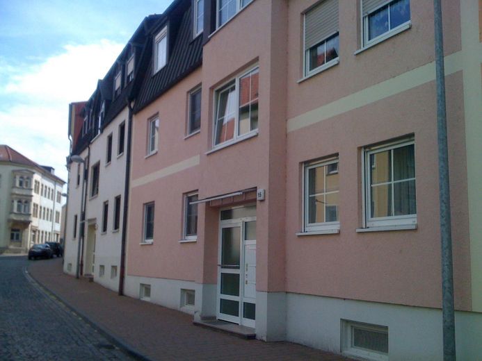 Komplett neu renovierte 2-Zimmer Wohnung im 1.OG mit Balkon – Gebäude von aussen
