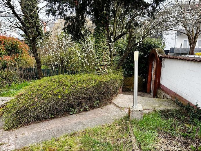 Freistehendes Zweifamilienhaus mit Pool und gewachsenem Garten – Garten