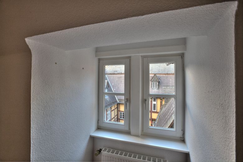 Idyllische Altbauwohnung mit Blick aufs Wasser – Blick in Innenhof