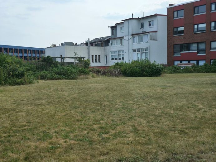 Lichtdurchflutete 4-Zimmer-Wohnung mit 138 m², inkl. Tiefgarage und Balkon in Hamburg-Bergedorf – Garten