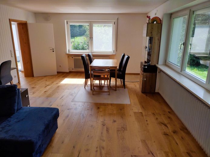 Familienfreundlicher Bungalow mit modernisiertem Wohnbereich und viel Platz im Untergeschoss – Wohnzimmer