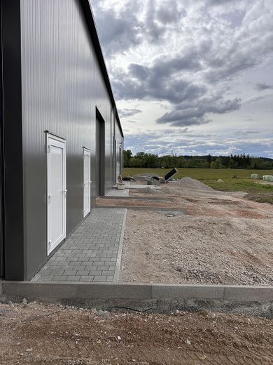 Moderne Warmhalle 1x114m2/NE5, 1x114m2+22m2 Büro/NE6 – Foto 7