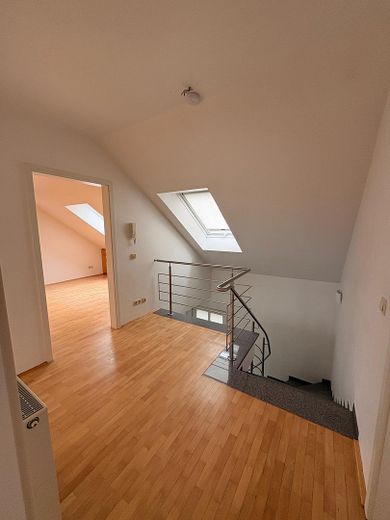 Wohnen wie im Haus: 4-Zimmer-Maisonette mit Talblick, Balkon und Carport – Flur OG