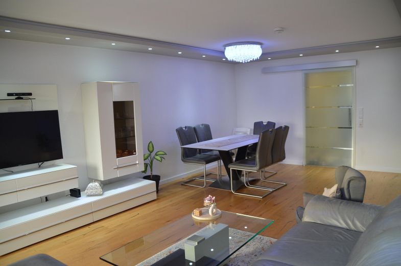 Provisionsfrei: Großzügige 4-Zimmer-Wohnung mit Balkon & Stellplatz in Neu-Ulm-Ludwigsfeld – Wohnzimmer - Ansicht 1