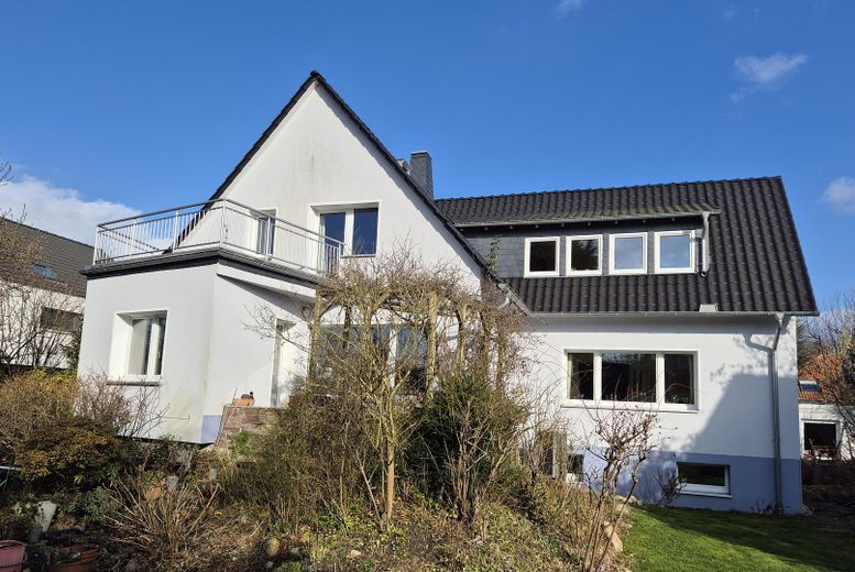 Großes Einfamilienhaus mit Einliegerwohnung in Groß-Buchholz, sehr ruhige Lage – Rückseite des Hauses