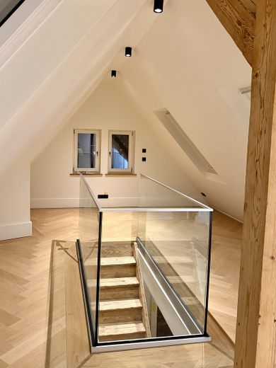 Rare opportunité dans un monument classé KfW : duplex sous les combles dans un immeuble ancien, vue panoramique, prestations haut de gamme, PREMIÈRE OCCUPATION – Über den Dächern der Stadt...