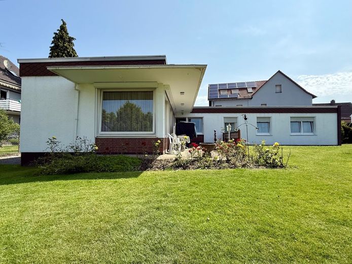 Fröndenberg-Westick: Flachdach-Bungalow mit Gartenoase als perfekter Rückzugsort! – Bungalow Fröndenberg-Westick mit Garten