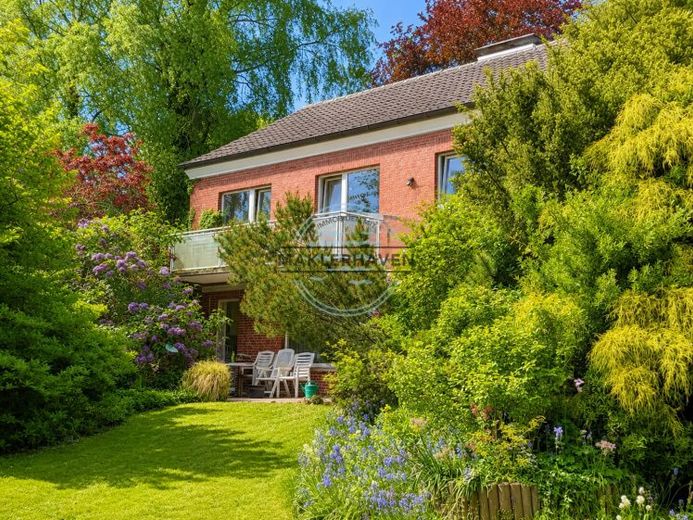 Traumhaftes Einfamilienhaus mit parkähnlichem Garten in begehrter Lage – Foto 1