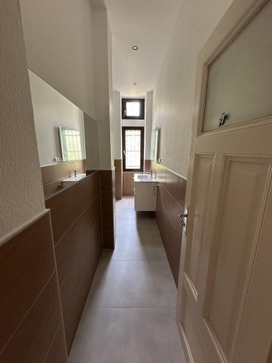 Erstbezug, neu sanierte 4 Zimmerwohnung Nähe Wilhelmsplatz – Neues Bad