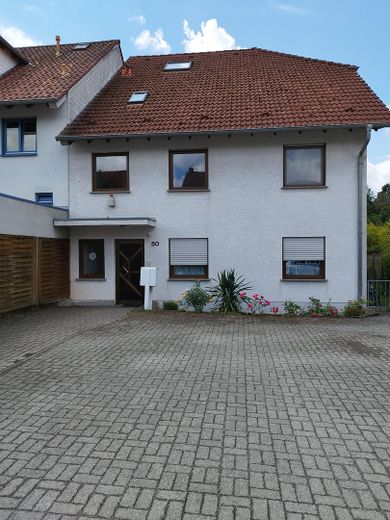 Sonnenverwöhnte 4-Zimmer Wohnung mit EBK am Waldrand von Dreieich-Dreieichenhain – Außenansicht mit Stellplatz