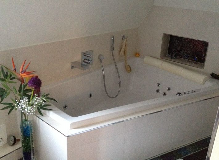 Ihr Rückzugsort. Ihr Kraftplatz. Ihr Zuhause. – Whirlbad für 2
