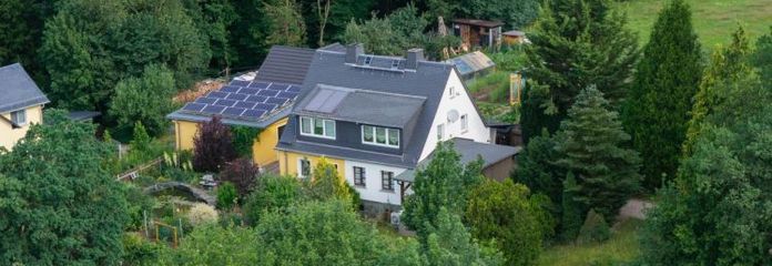 Charmante Doppelhaushälfte mit moderner Wärmepumpe, Wintergarten & gepflegtem Grundstück in Berga/Elster