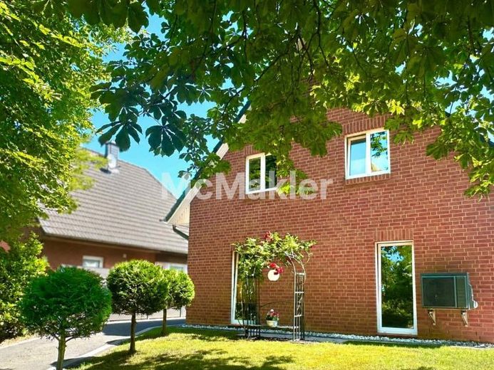 Casa familiare moderna sotto i castagni: idillio con giardino, posto auto coperto, pompa di calore, impianto fotovoltaico – Foto 1