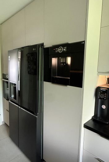 Modernisierte 3-Zimmer-Wohnung mit 2 Loggien, Garage & Aufzug – Foto 2