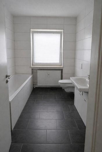 Zmodernizowany dom trzyrodzinny, instalacja fotowoltaiczna, mieszkanie na poddaszu wolne, centralna lokalizacja z doskonałą komunikacją – Zdjęcie 14