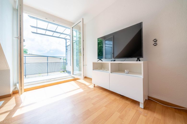großes Wohnzimmer mit Balkon