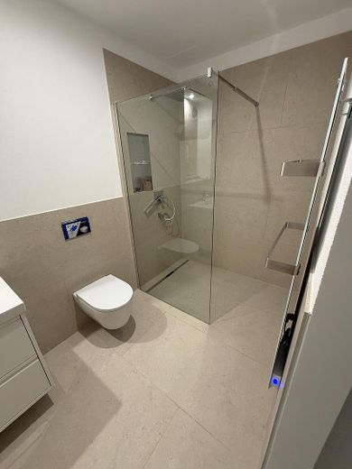 3 ZKB Neubau, ruhige Lage – Bad