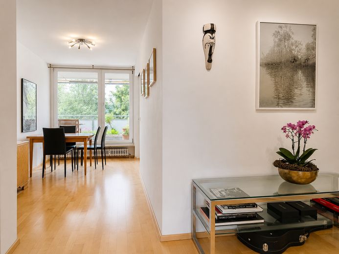 Großzügige Dachterrassenwohnung mit zusätzlichem Balkon in Haar – Durchgang zum Esszimmer