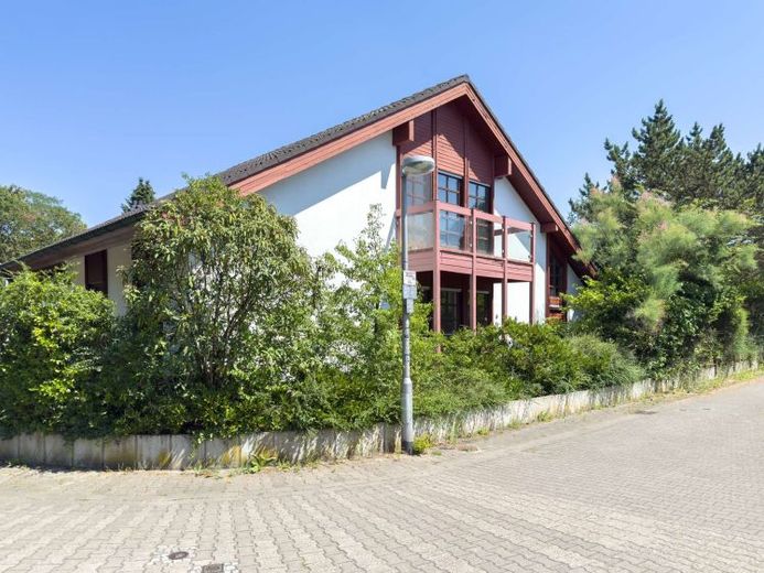 Großzügiges Einfamilienhaus im Split-Level-Stil mit Einliegeroption, Sauna und großem Garten – Foto 1