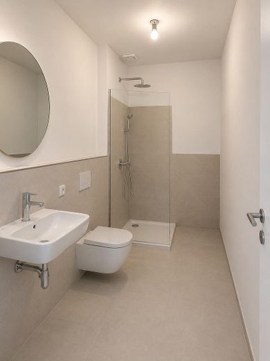 Eerste bewoning na kernrenovatie: lichte 2-kamerbeganegrondwoning met terras – Bad