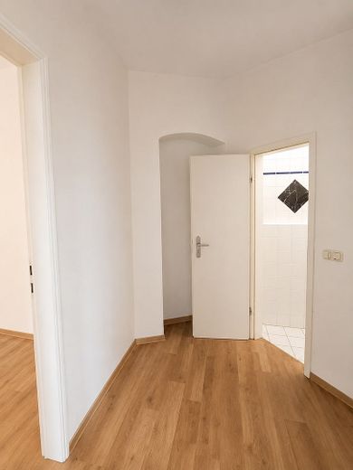 Gut geschnittene 2-Zimmer-Wohnung, umfassend modernisiert, zentrale Lage – Foto 5