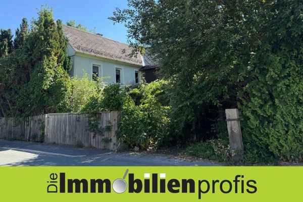 Älteres Bauernhaus mit Scheune am Fuße des Kornbergs