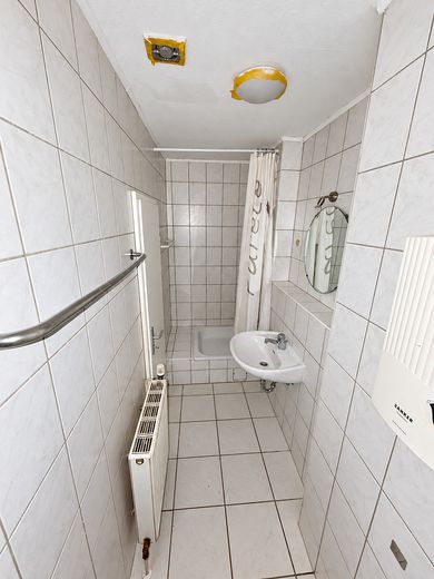 Świeżo wyremontowane: 2 pokoje o powierzchni 76 m² z małym ogrodem/podwórkiem w dobrej lokalizacji w Krefeld – Badezimmer