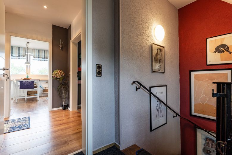 vielseitig verwendbares Zweifamilienwohnhaus im anerkannten Naturschutzgebiet – Eingang zur Wohnung 1.OG/DG