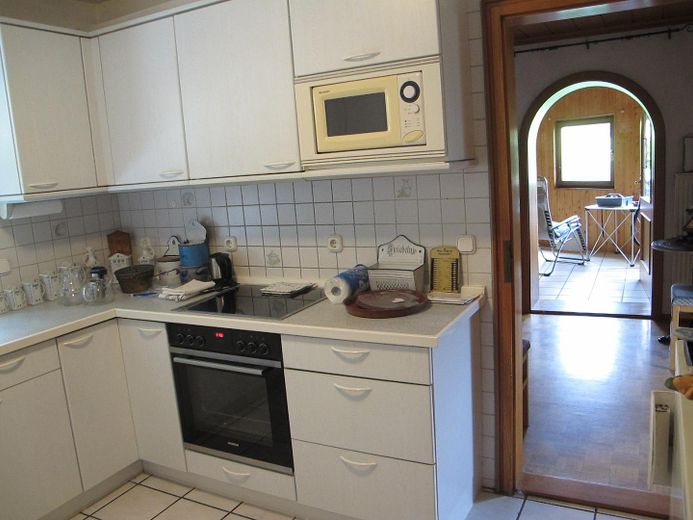 Sonniges Haus, 3 kpl. Wohnungen, Alleinlage, unverbaubarer Fernblick, Urlaubsregion Sonnenwald – Küche komplett eingerichtet